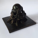 Los Atlas del Covid_ceramica esmaltada_21 x 21 x 16_ 1100€